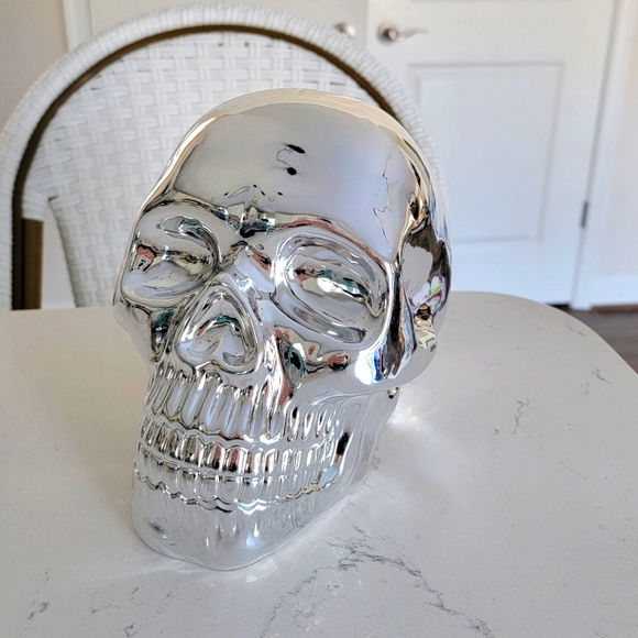 💀 MOONLIGHT MANOR CERAMIC METALLIC SILVER 9" LARGE SKULL HEAD - Picture 1 of 10